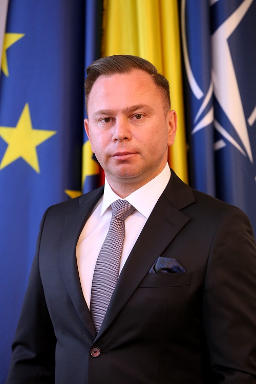 Secretar de stat şi şef al Departamentului pentru relaţia cu
                                                 Parlamentul şi calitatea vieţii personalului